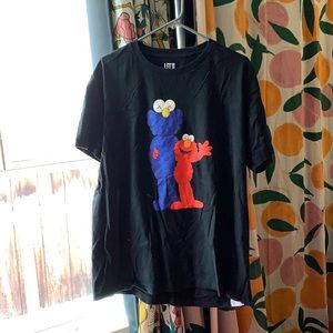 Uniqlo tee KAWS Sesame Street